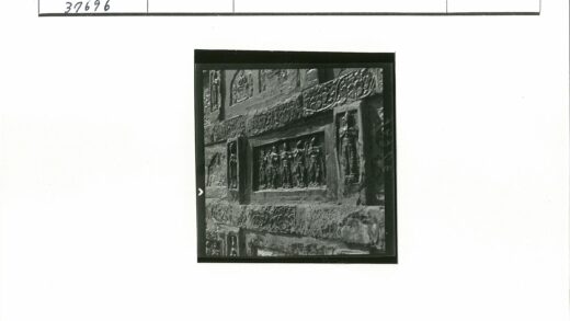人物装饰雕刻石墙特写.jpg