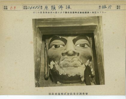 人站受损雕像旁.jpg