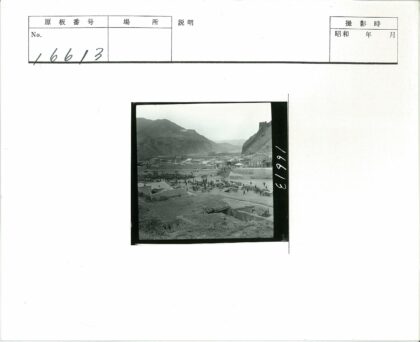 人群与动物在山区建筑前活动.jpg