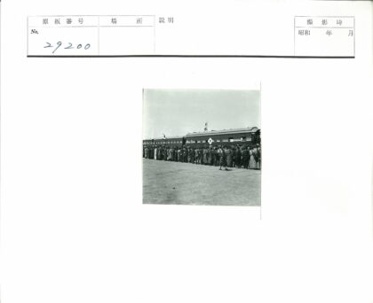 人群与火车旗帜历史场景.jpg