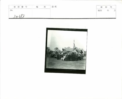 人群与装饰卡车空地集会.jpg
