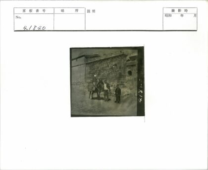 人群与马在雕刻墙前合影.jpg