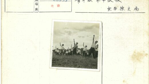 人群举手仰望多云天空.jpg