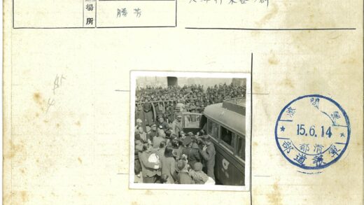 人群围观公共汽车旧照.jpg