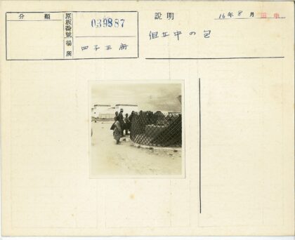 人群围观圆形木结构白色建筑背景.jpg