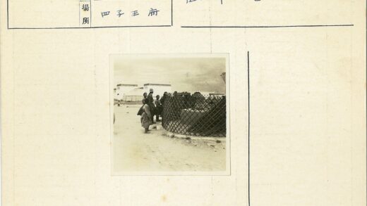 人群围观圆形木结构白色建筑背景.jpg