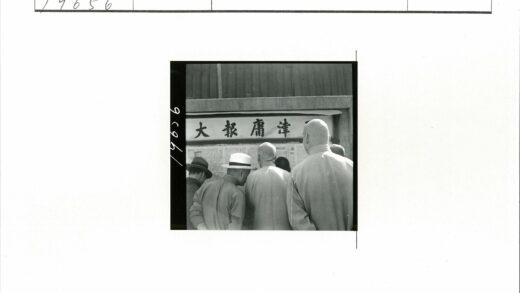人群围观墙报新闻.jpg