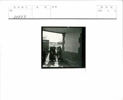 人群围观建筑物冬日景象.jpg