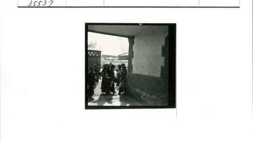 人群围观建筑物冬日景象.jpg