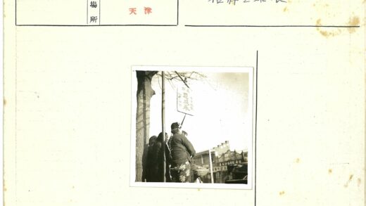 人群围观树旁标牌建筑背景.jpg