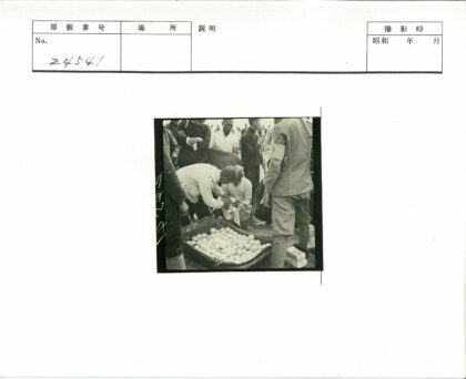 人群围观满篮鸡蛋.jpg