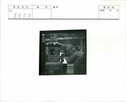 人群围观火焰香炉古建筑前.jpg