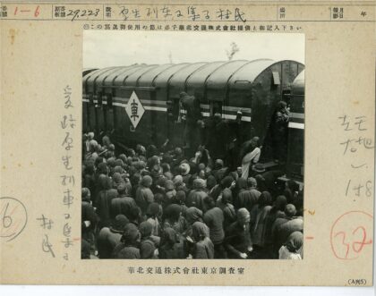 人群围观火车攀爬现场.jpg