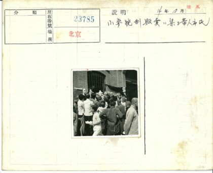 人群围观砖房栏杆窗内.jpg