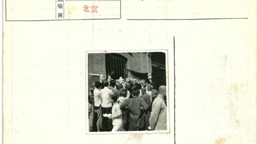 人群围观砖房栏杆窗内.jpg