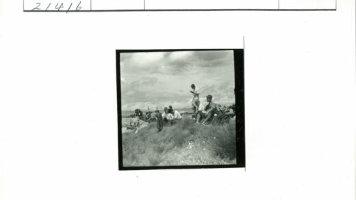 人群在草地山坡合影.jpg