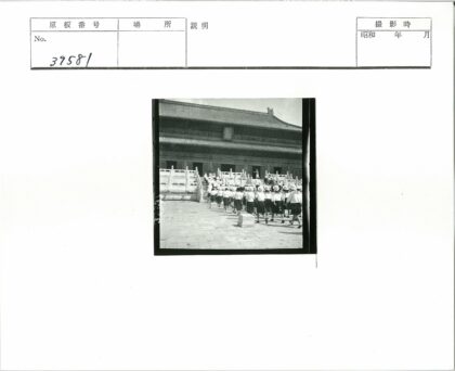 人群戴帽步入华丽传统建筑.jpg