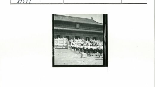 人群戴帽步入华丽传统建筑.jpg