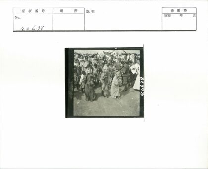 人群戴面具举旗帜游行.jpg