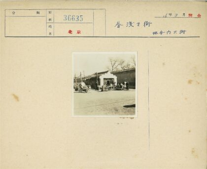 人群手推车包围的白墙街道.jpg
