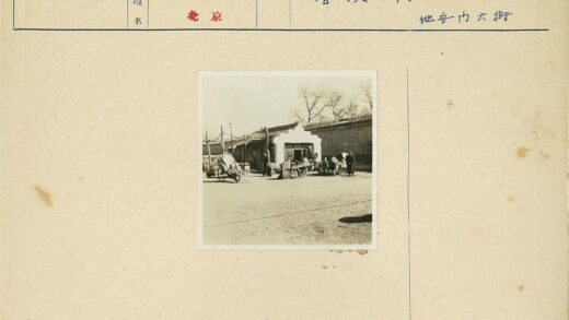 人群手推车包围的白墙街道.jpg