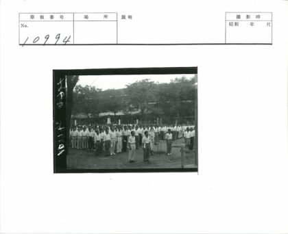 人群排队公共广场历史场景.jpg