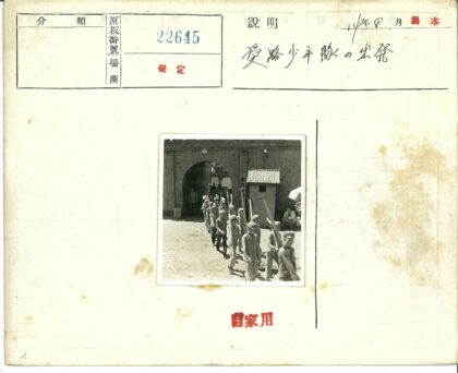 人群携物穿过砖拱门.jpg