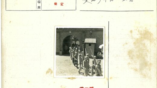 人群携物穿过砖拱门.jpg
