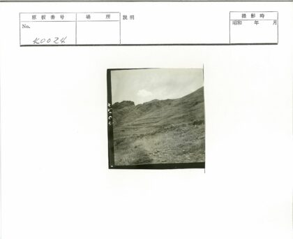 人群攀登多云天空下陡峭草坡.jpg