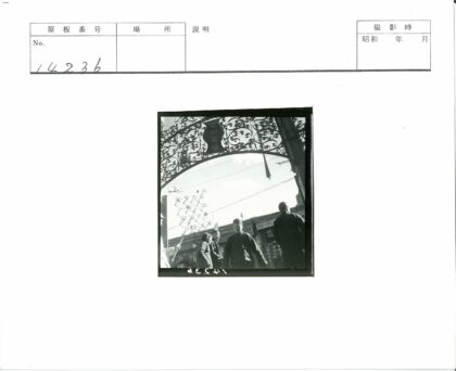 人群站在锻铁拱门下建筑背景.jpg
