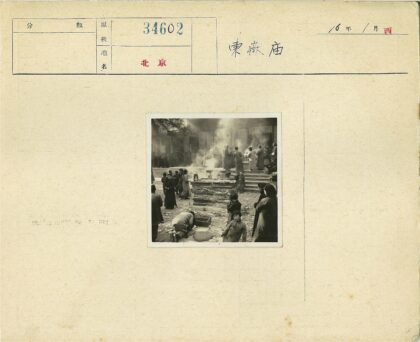 人群聚集中央烤箱的华丽建筑.jpg