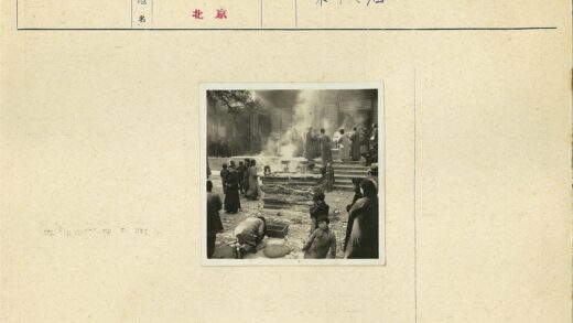 人群聚集中央烤箱的华丽建筑.jpg