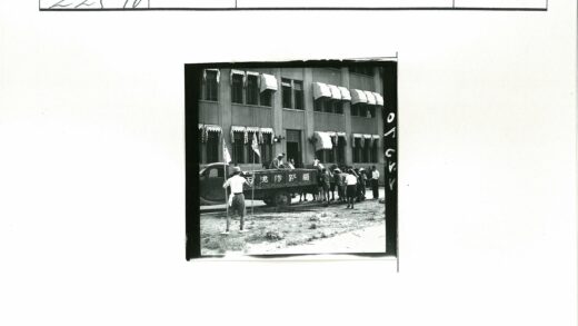 人群聚集卡车旁的建筑物前.jpg