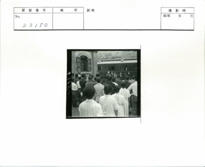 人群聚集听扬声器的历史场景.jpg