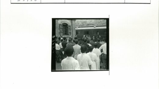 人群聚集听扬声器的历史场景.jpg