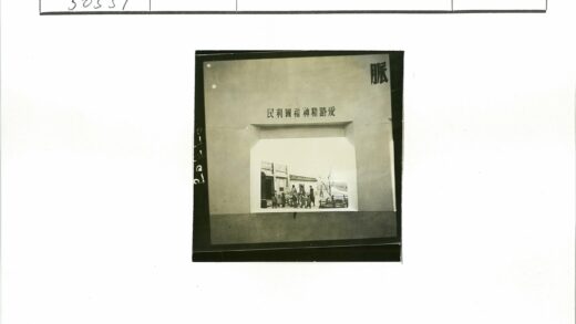 人群聚集在建筑外树下.jpg
