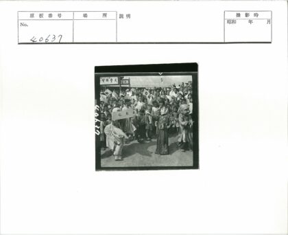 人群聚集在建筑物前举旗戴面具.jpg