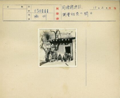 人群聚集大树下旗帜建筑前.jpg