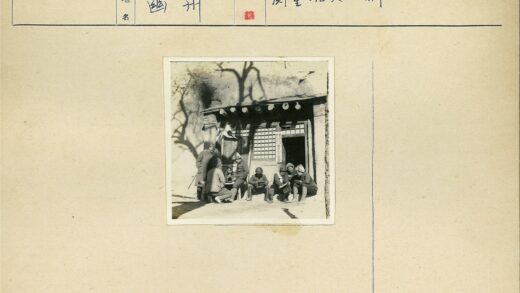 人群聚集大树下旗帜建筑前.jpg
