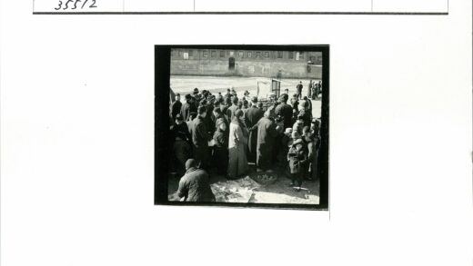 人群聚集建筑物前物品展示.jpg