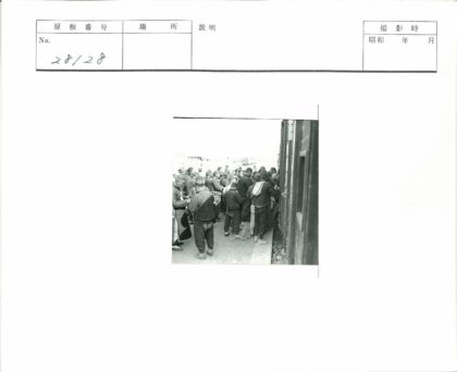 人群聚集建筑物旁手持物品.jpg
