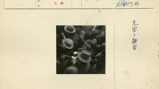 人群聚集戴帽子场景.jpg