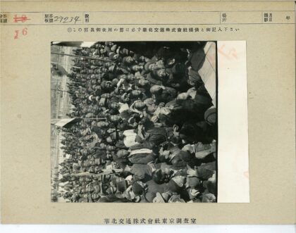 人群聚集户外活动历史场景.jpg