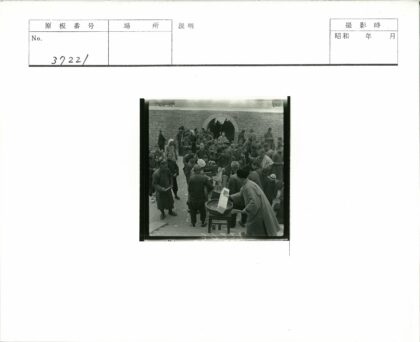 人群聚集拱形石墙入口分发物品.jpg