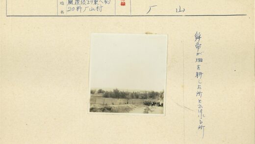 人群聚集材料墙边晴朗天空.jpg