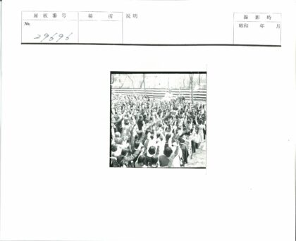 人群聚集条纹栅栏前.jpg