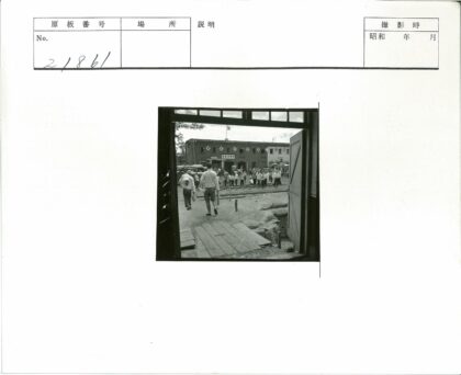 人群聚集砖砌建筑前.jpg