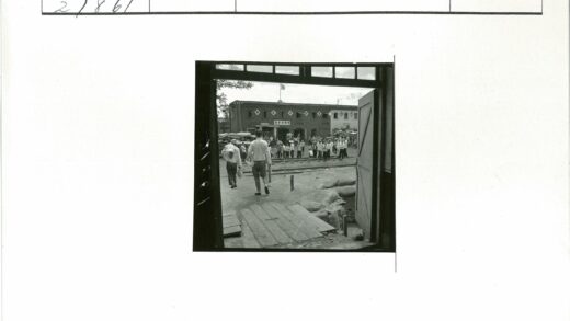 人群聚集砖砌建筑前.jpg