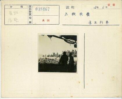 人群聚集舞台火车顶观众.jpg