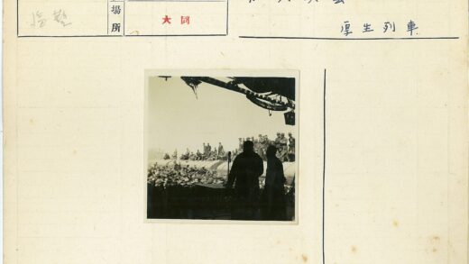 人群聚集舞台火车顶观众.jpg